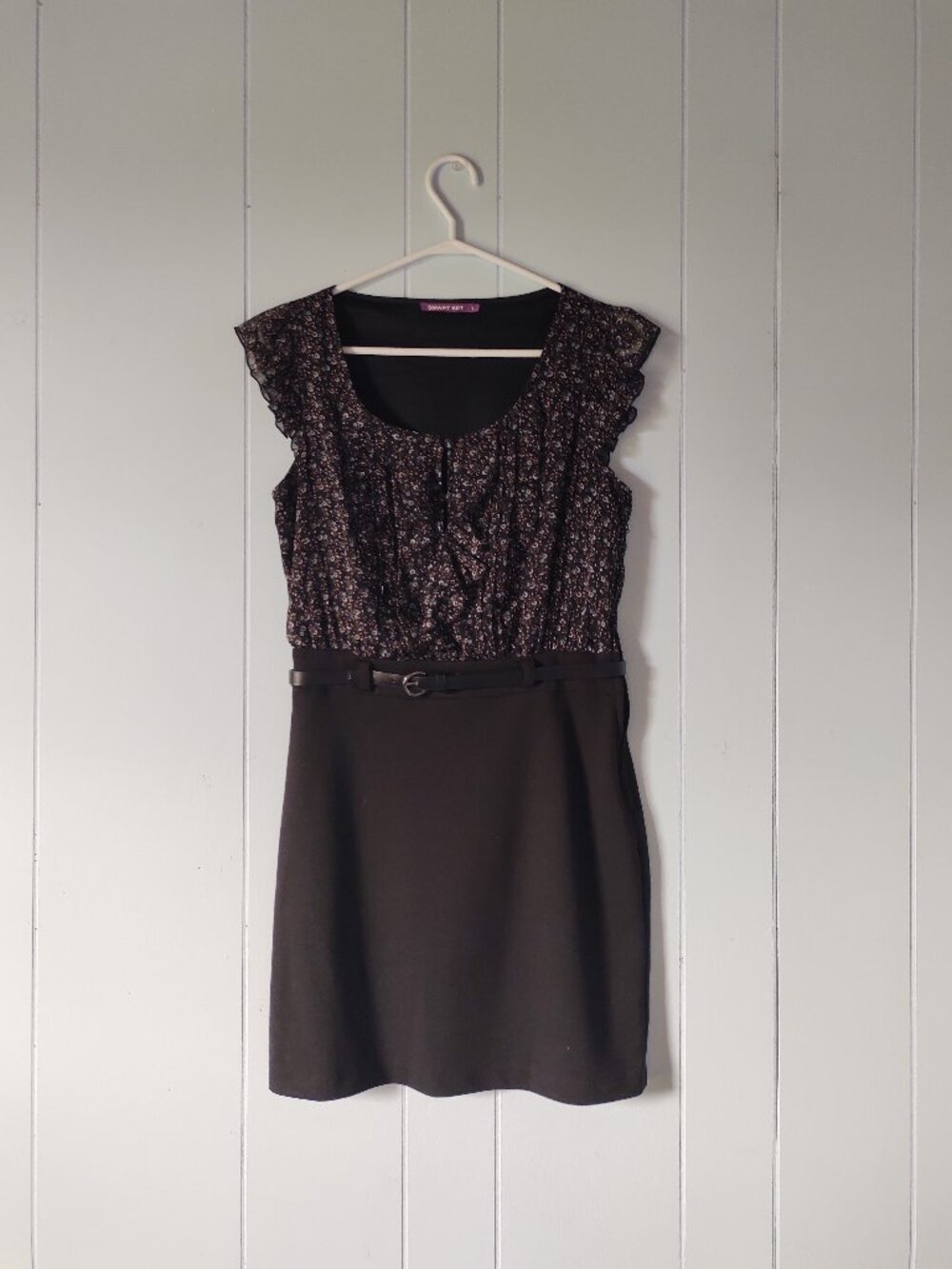 Smart Set Black & Floral Patterned Dress with Belt